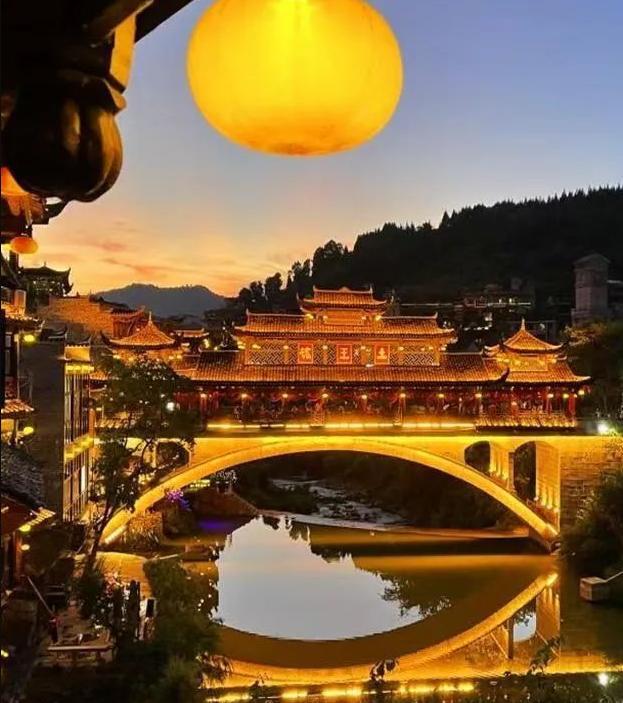 攻略：走进沈从文笔下的诗意世界pg电子平台边城茶峒古镇旅游(图2)