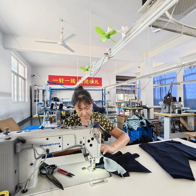 服饰江西生产基地顺利投产pg电子娱乐平台浙江金裁(图4) 服饰江西生产基地顺利投产pg电子娱乐平台浙江金裁(图4)