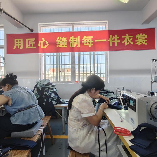 服饰江西生产基地顺利投产pg电子娱乐平台浙江金裁(图2) 服饰江西生产基地顺利投产pg电子娱乐平台浙江金裁(图2)